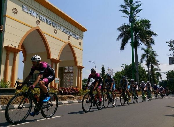 Yuk, Ikutan Balap Sepeda di Tengah Suasana Eksotis Lombok