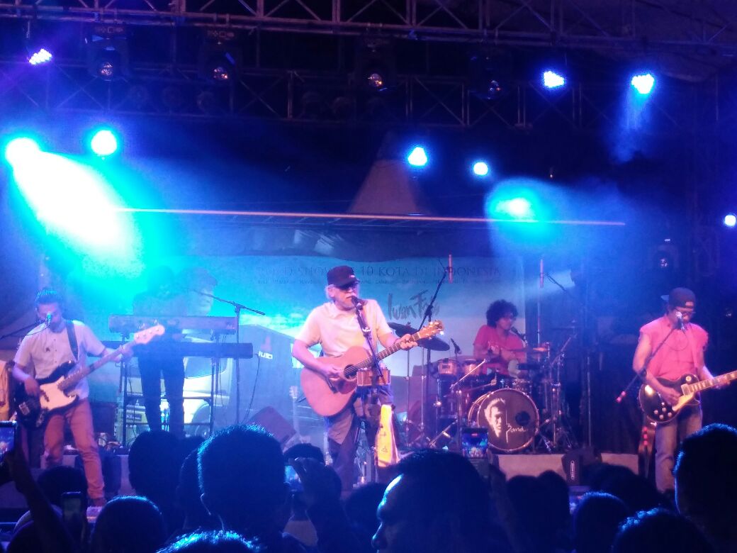 Truk Panggung Mitsubishi Fuso Gelar Konser Perdana Bersama Iwan Fals di Bali