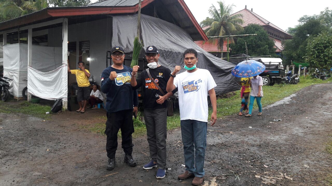 (Kanan) Pembina Garda Pemuda NasDem Bali IGN Bagus Eka Subagiartha, (Tengah) Ketua DPW Garda Pemuda NasDem I Kadek Sujanayasa, (Kiri) Dek Tara Pengurus Garda Pemuda Karangasem