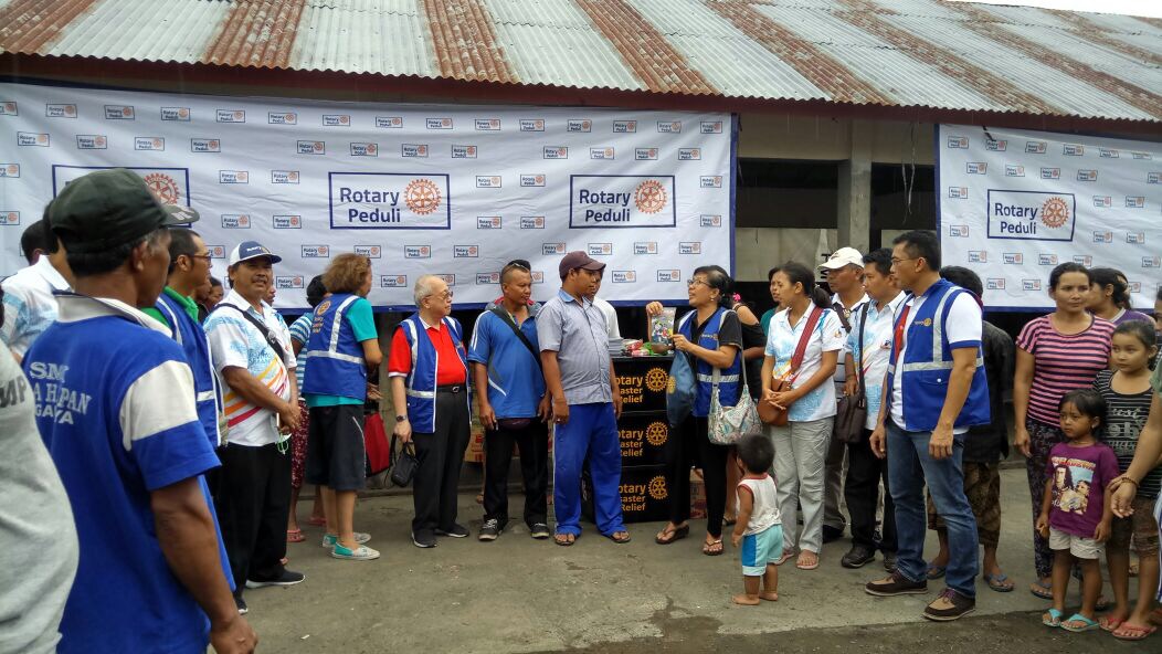 Rotary Peduli, Berbagi dengan Pengungsi Gunung Agung