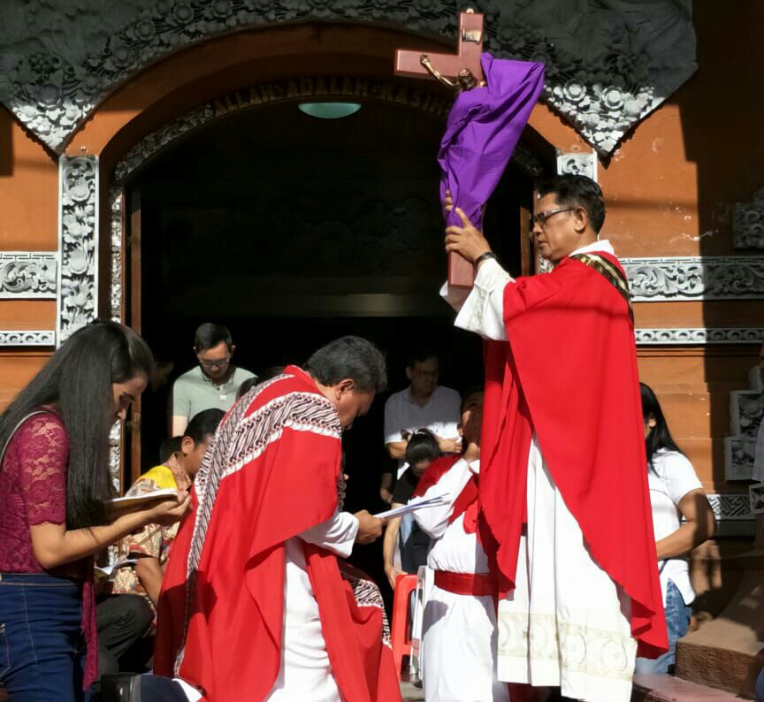 Tradisi Cium Salib di Perayaan Jumat Agung di Katedral Denpasar Berjalan Lancar