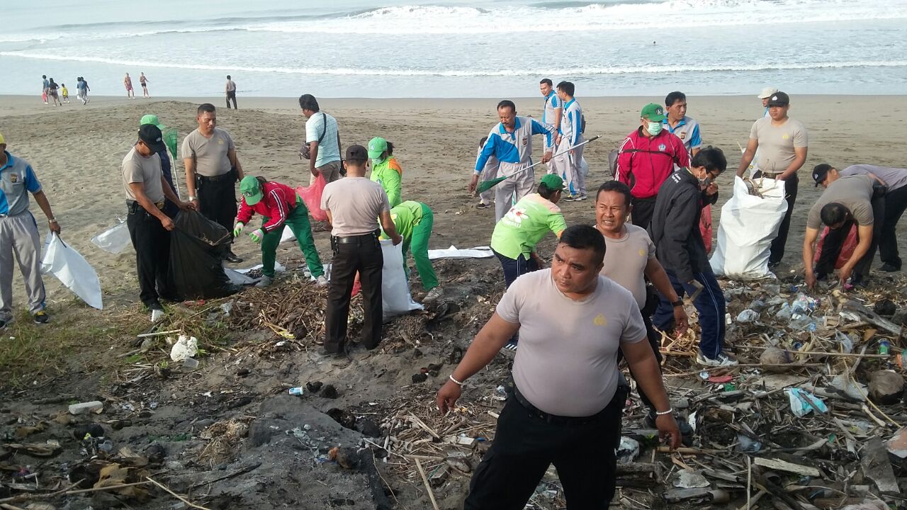 Implementasikan Program Indonesia Bersih, Polres Badung Gelar Aksi Bersih Pantai Bersama Masyarakat