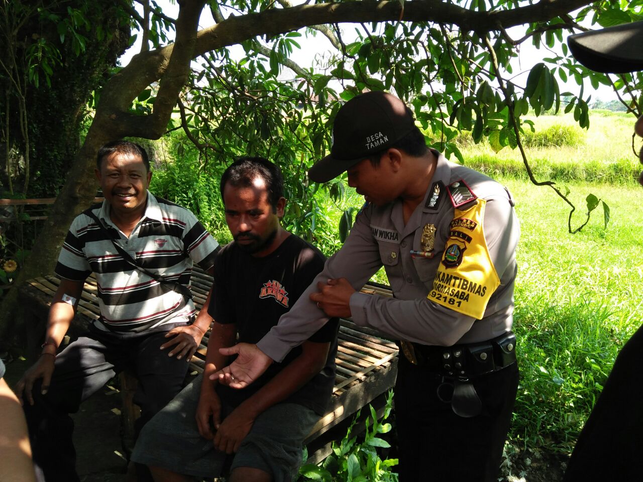 Bhabinkamtibmas Darmasaba Dampingi Tim Kesehatan, Evakuasi ODGJ