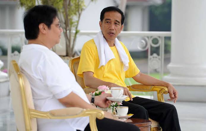 Kenakan Kaos kuning, Jogging di Istana Bareng Airlangga Hartarto, Jokowi Jadi Sorotan
