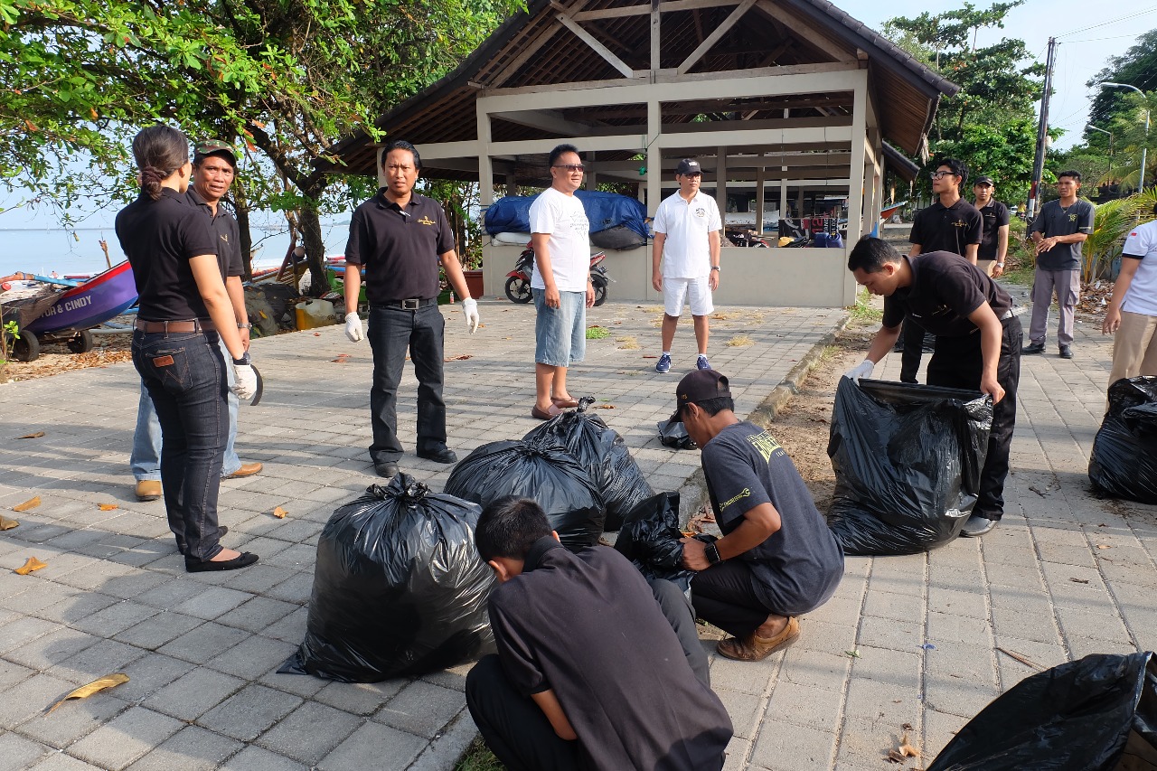 Peringati Peduli Sampah Nasional, Jimbaran Bay Beach Resort & Spa Bersih-bersih Pantai Kedonganan