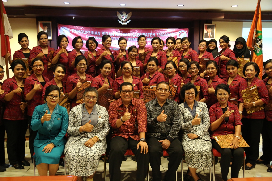 Wabup Sanjaya Serahkan Sertifikat Pengukuhan 40 Bidan Delima Tabanan
