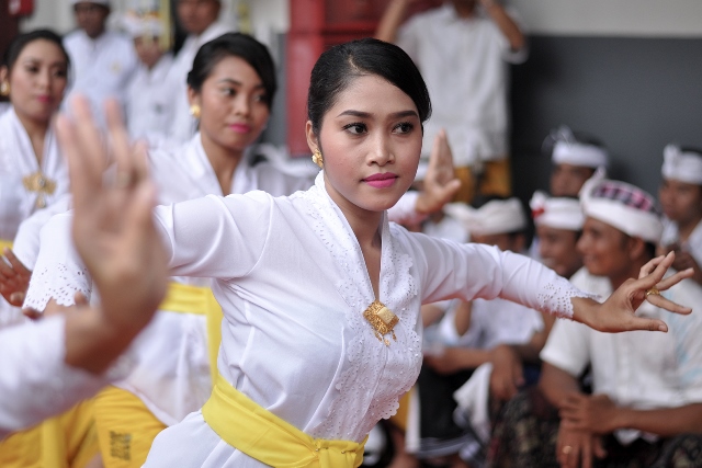 The ONE Legian Gelar Upacara Piodalan