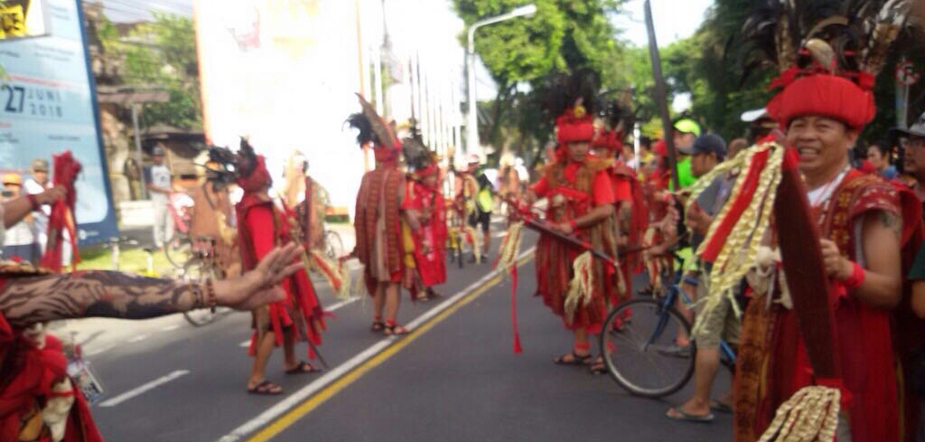 Ribuan Sepeda Kuno Lintasi Kawasan CFD Renon, Delegasi Minahasa Unjuk Kebolehan