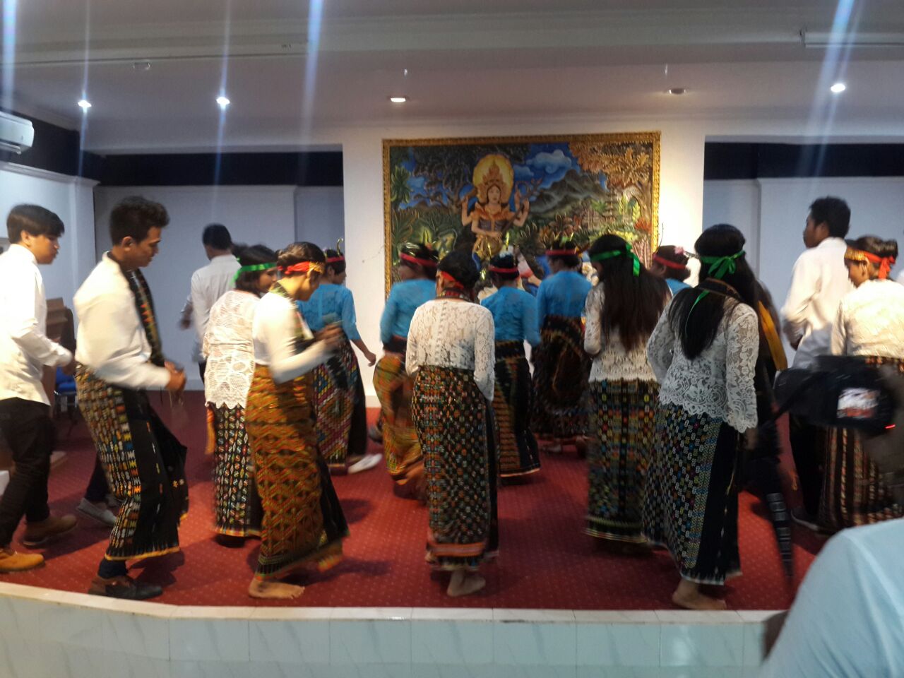 Sambut Hari Kartini, Mahasiswa Manggarai Dwijendra Persembahkan Tarian Adat