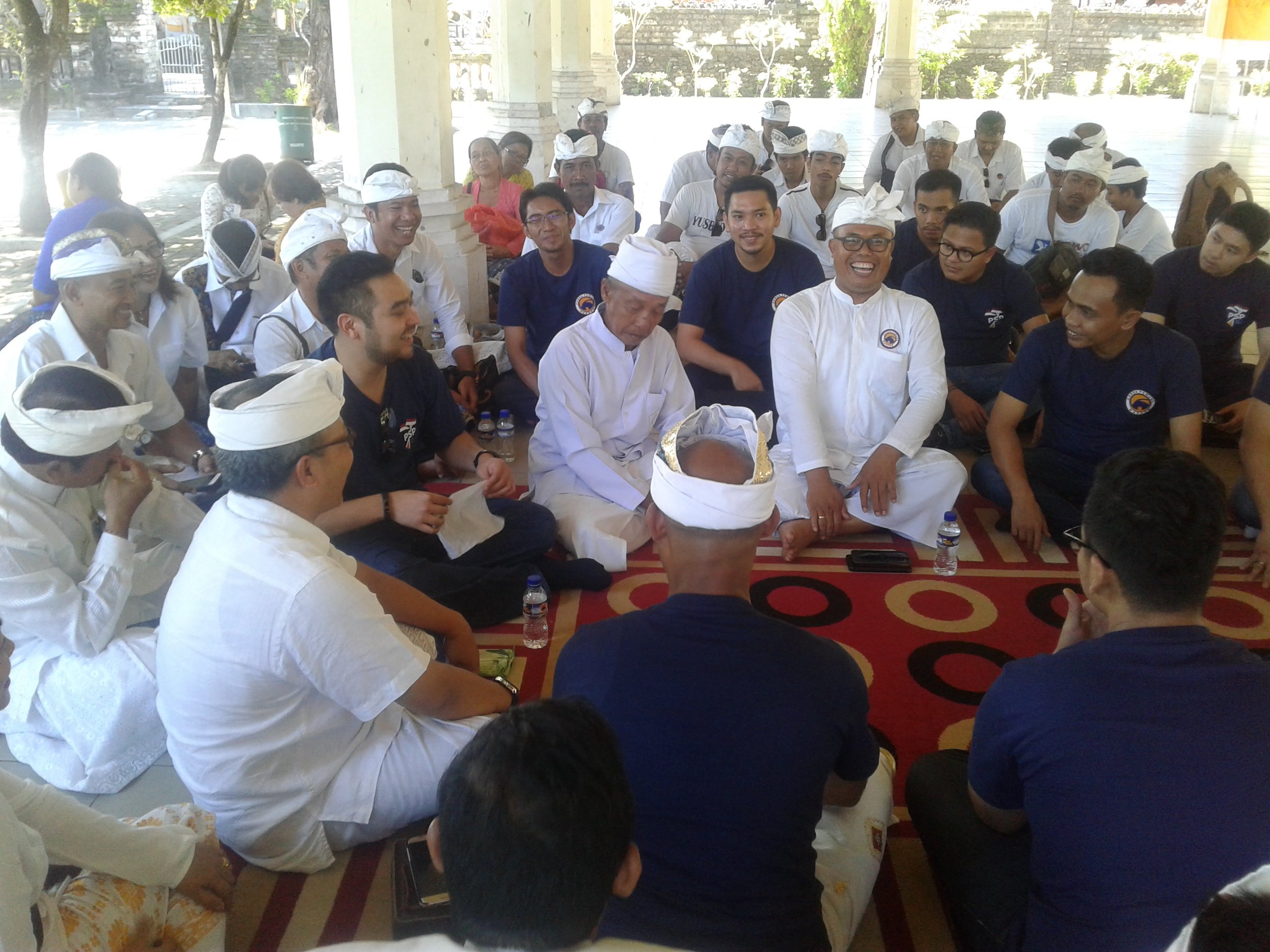 Putra Surya Paloh Sowan ke Pura Sakenan Denpasar