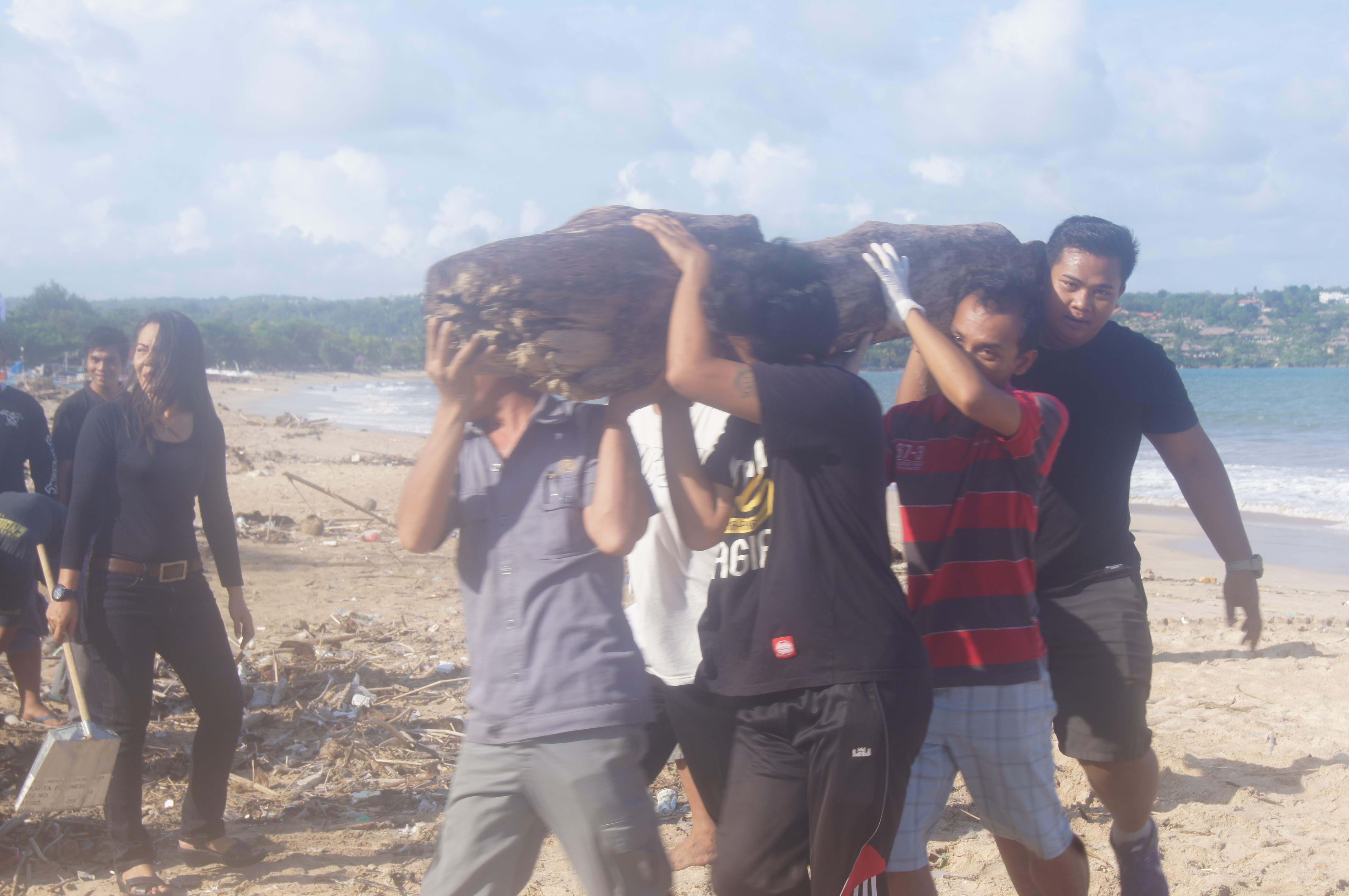 Patut Diapresiasi, Jimbaran Bay Beach Resort & Spa Peduli Kebersihan Pantai Kedonganan