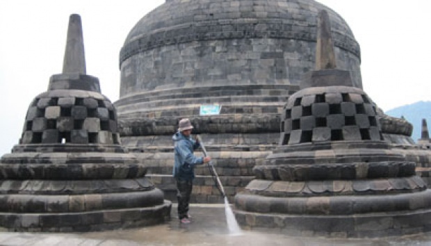 Abu Gunung Merapi Mulai Terpa Candi Borobudur