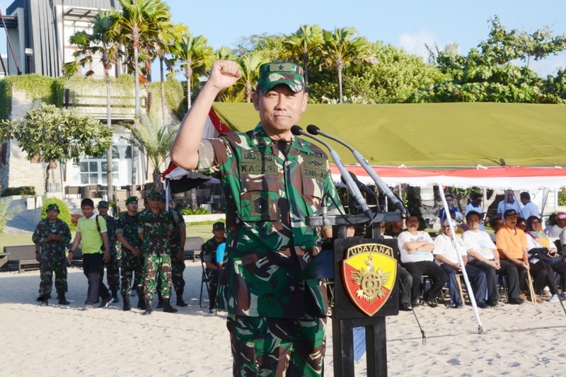 Tumbuhkan Semangat Cinta Ekosistem, Kodam Gandeng Kementerian LHK Bersihkan Pantai Tanjung Benoa