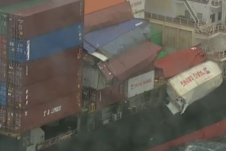 83 Kontainer Milik Yang Ming Marine Jatuh ke Laut