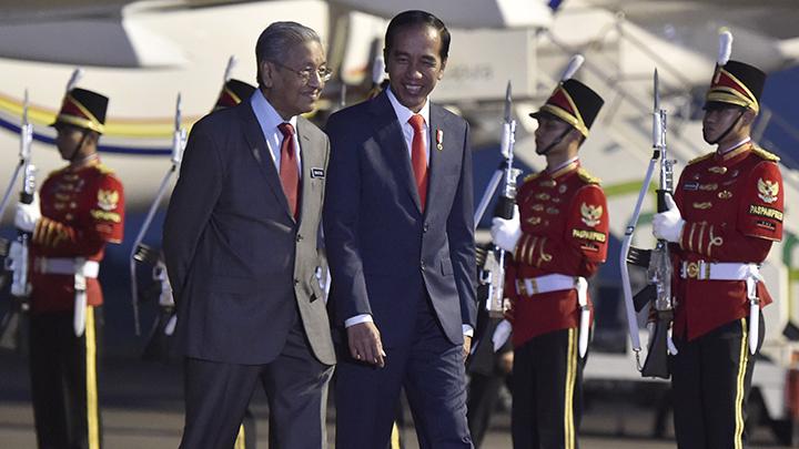Presiden Jokowi Sambut Langsung Kedatangan Perdana Menteri Malaysia Mahathir Mohamad