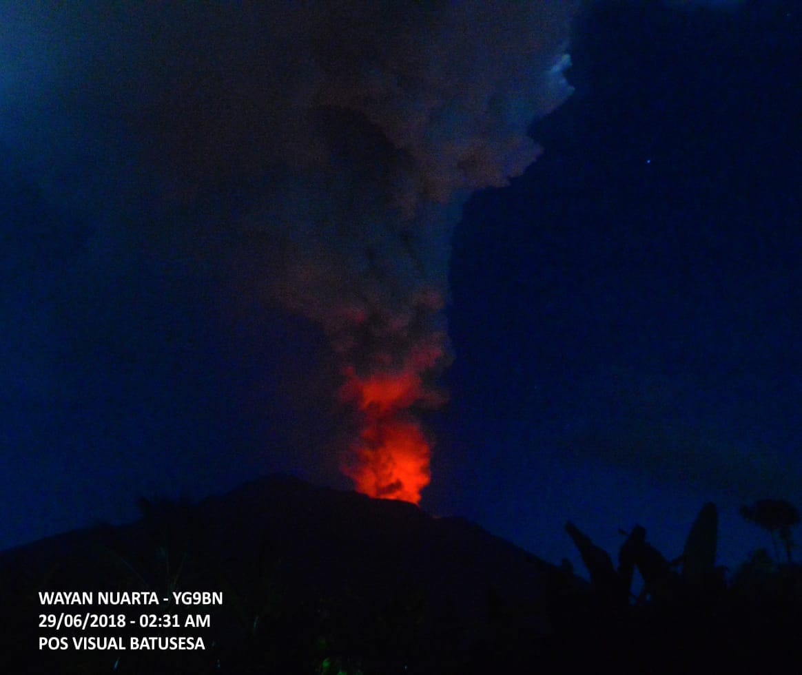 Abu Vulkanik Gunung Terus Keluar, Warga Mulai Evakuasi Mandiri