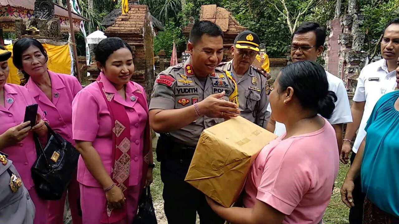 Hari Bhayangkara ke-72, Polres Badung Serahkan Bansos Kepada Masyarakat Kurang Mampu