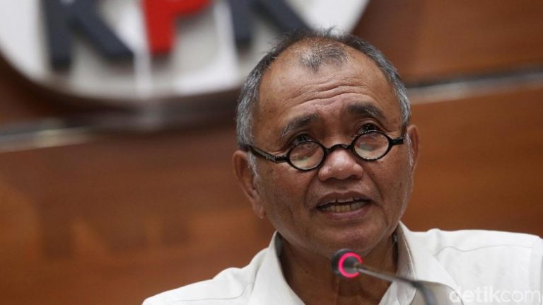 Akhirnya Walikota Blitar Menyerahkan Diri