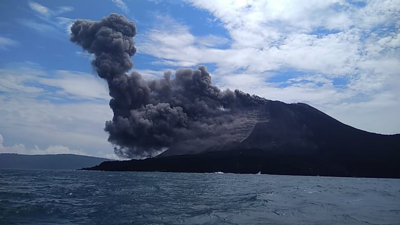 Gunung Anak Krakatau Erupsi Setinggi 1,000 Meter,Status Tetap Waspada