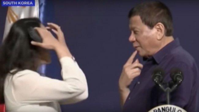 Cium Bibir Wanita di Atas Panggung, Duterte Dikecam