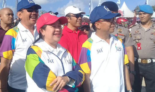 Gubernur Bali Terpilih Dampingi Menteri PMK Dalam Pawai Obor Asian Games di Kuta