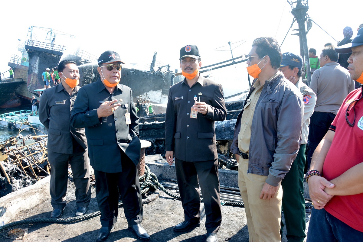 Ketika BPBD Denpasar Akui Kesulitan Padamkan Kebakaran Kapal di Benoa, Sekda Bali: Pastikan Penanganan Maksimal