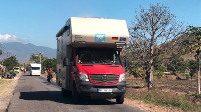 13 Camper Asal Jerman Keliling Flores