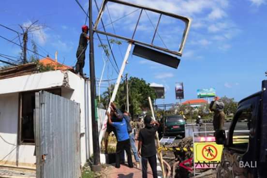 Pemkab Badung Bongkar Paksa Reklame Ilegal