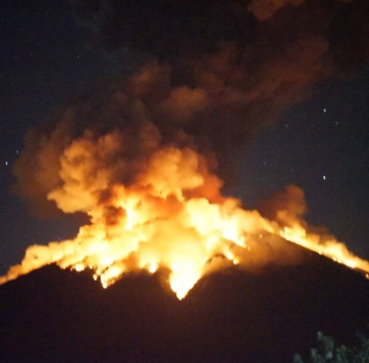 Gunung Agung Keluarkan Pijar Api