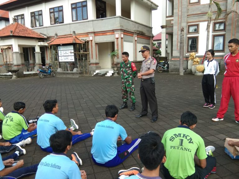 Sebelum Berlatih, Begini Arahan Kapolsek Petang Kepada Paskibraka‬