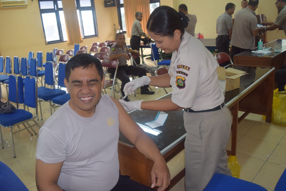 Polres Badung Fasilitasi Vaksin Terhadap Anggotanya