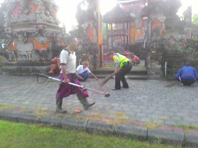 Polsek Abiansemal Bakti Sosial di Pura Desa Adat Lambing