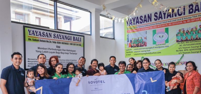 Karyawan Novotel BNRA Kunjungi Panti Asuhan Sayangi Anak