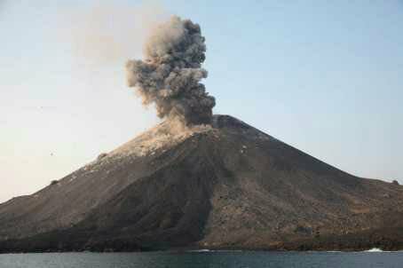 Gunung Anak Krakatau Meletus 56 Kali Namun Status Tetap Waspada