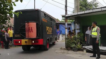 Seorang Perempuan Diamankan dari Lokasi Ledakan di Pasuruan