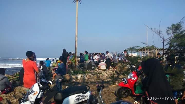 Kapal Nelayan Karam Dihempas Ombak Besar Di Jember ,6 Orang Meninggal Dunia