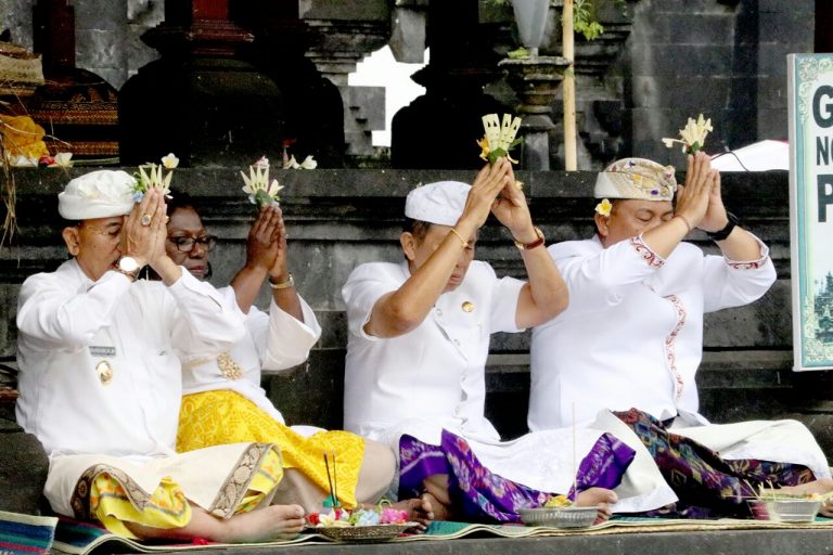 Demi Kelancaran IMF dan World Bank, Panitia Mohon Restu di Pura Besakih