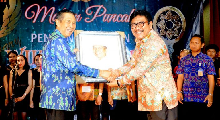 Gubernur Bali Terima Penghargaan WIKAN Award 2018