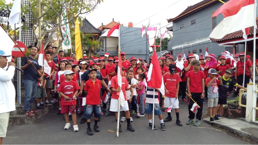 Semarak Merah Putih Jalan Santai Warga Br.Tegal Kori
