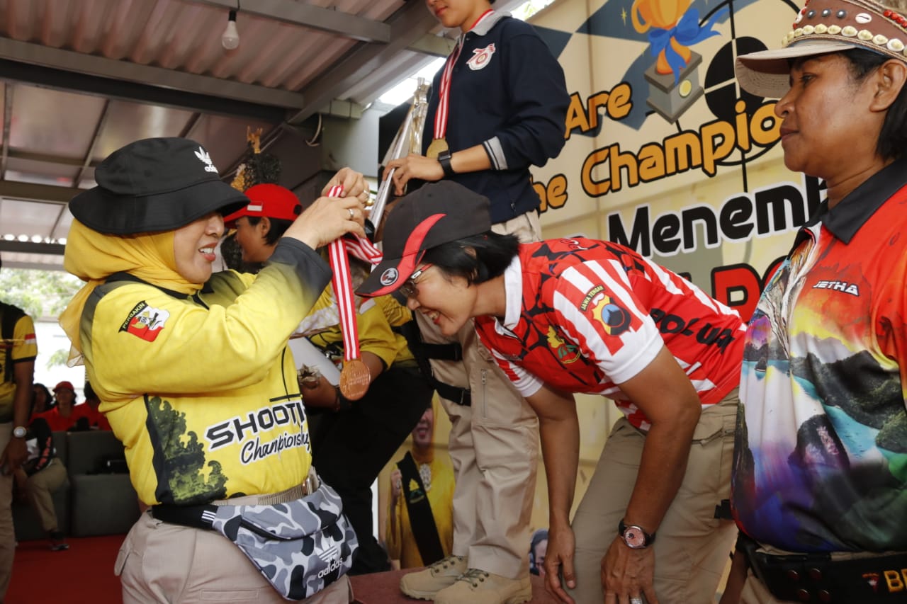 Tim Tembak Polda Bail Raih Piala Bergilir Ibu Asuh Polwan 2018