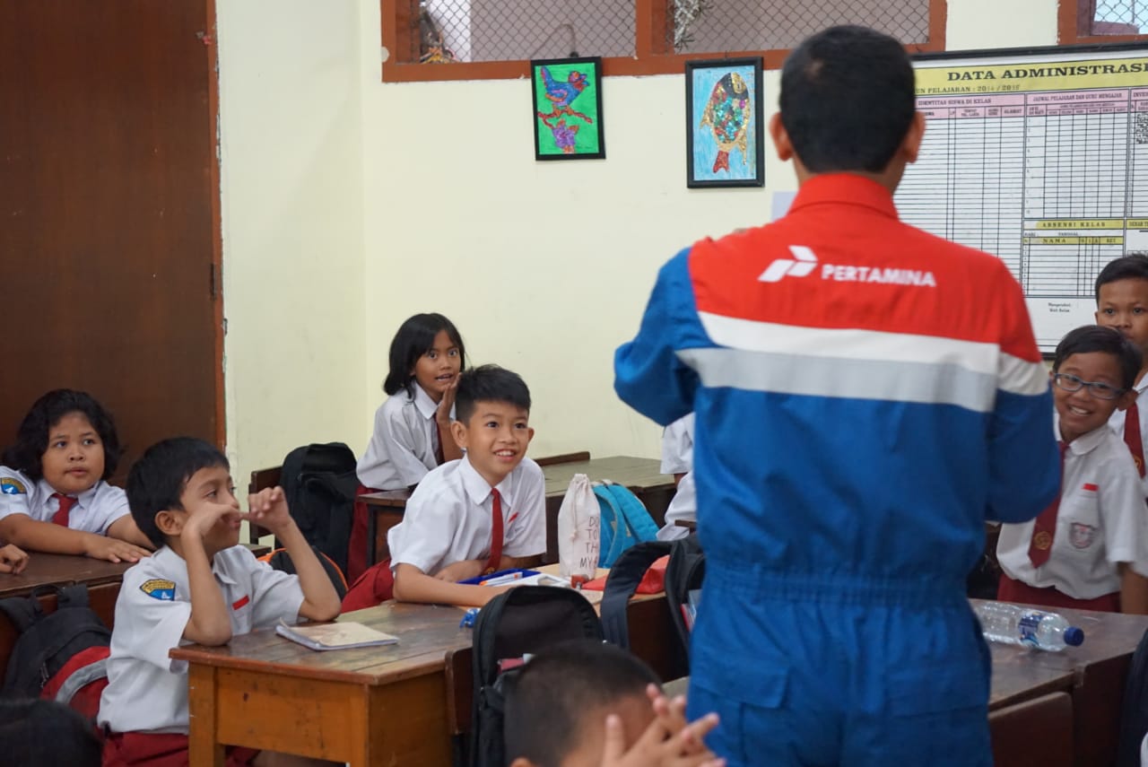 Ribuan Pekerja Pertamina Mengajar di SD dan Anak Jalanan