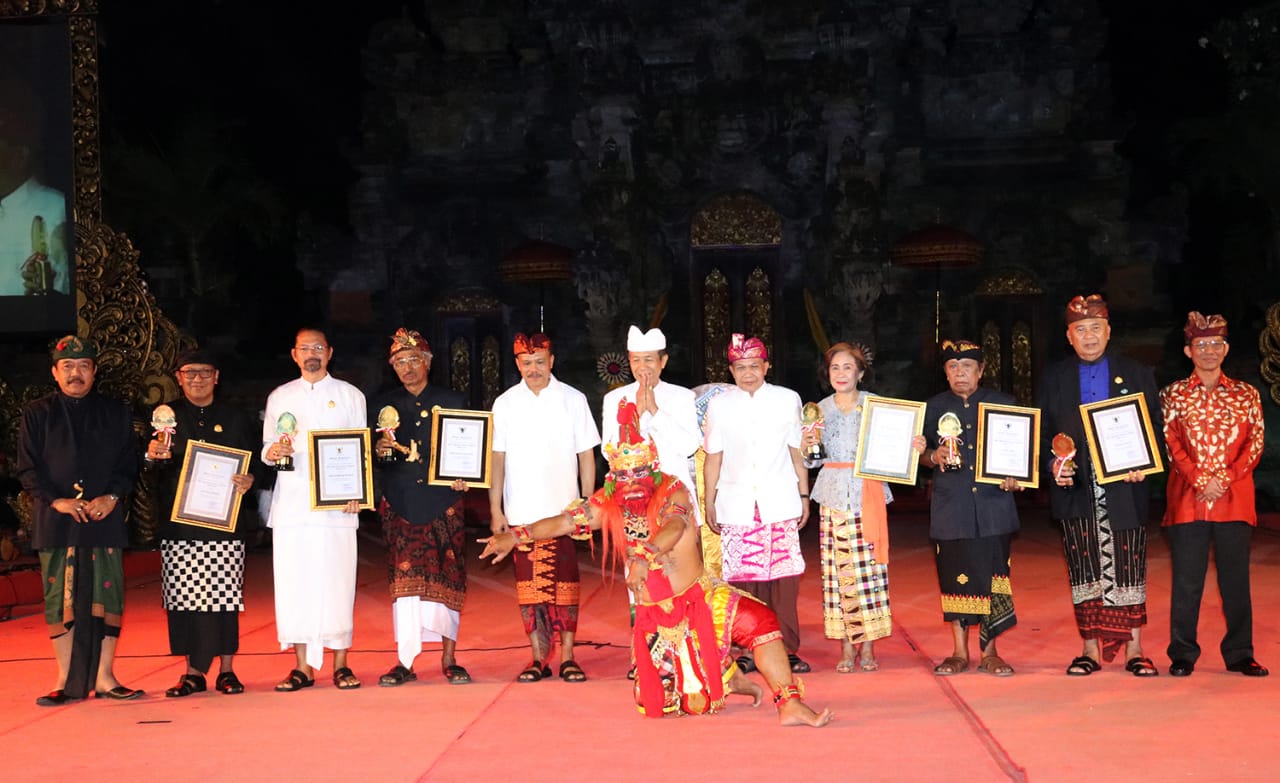 6 Tokoh Bali Dapat Penghargaan Di Akhir Masa Jabatan Made Mangku Pastika