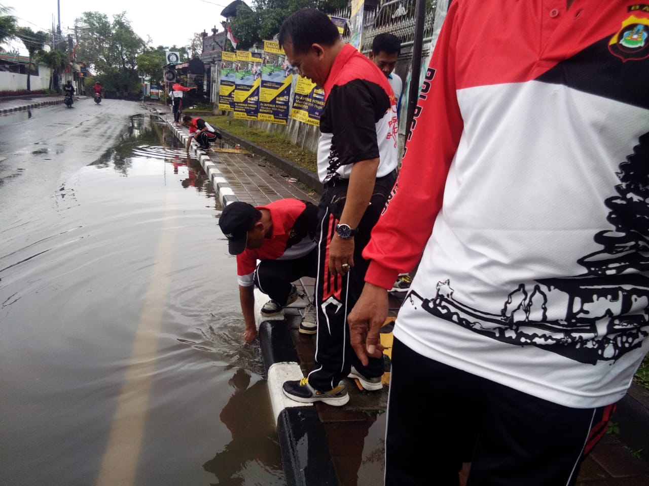 Peduli, Polsek Kuta Utara Cegah Penyumbatan Gorong Gorong