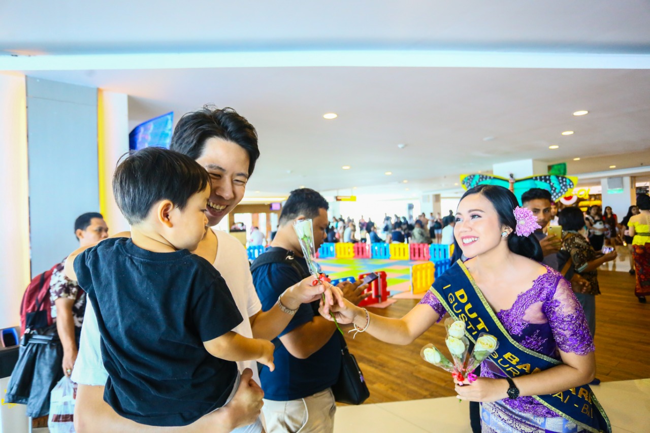 Bunga Mawar Warnai Perayaan Hari Pelanggan Nasional Di Ngurah Rai