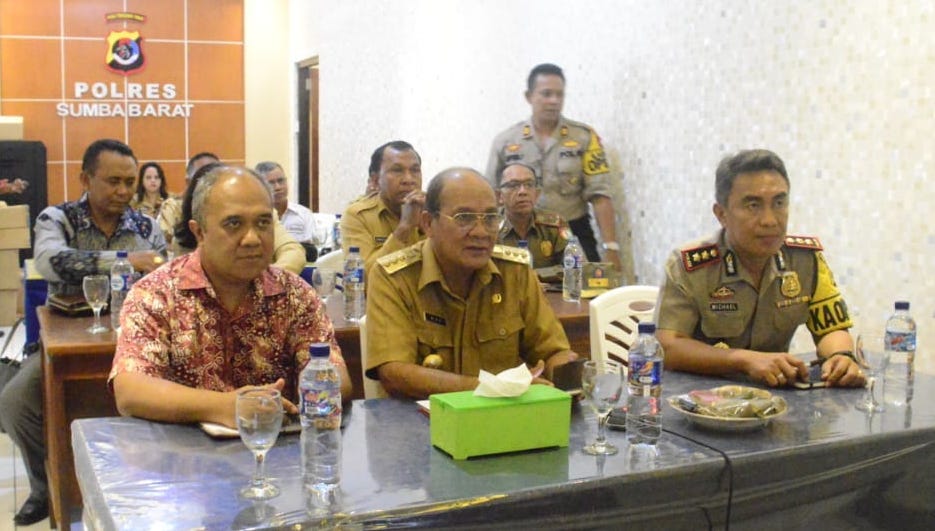 Bupati Niga Dapawole, Gelar Video Conference di Mapolres Sumba Barat