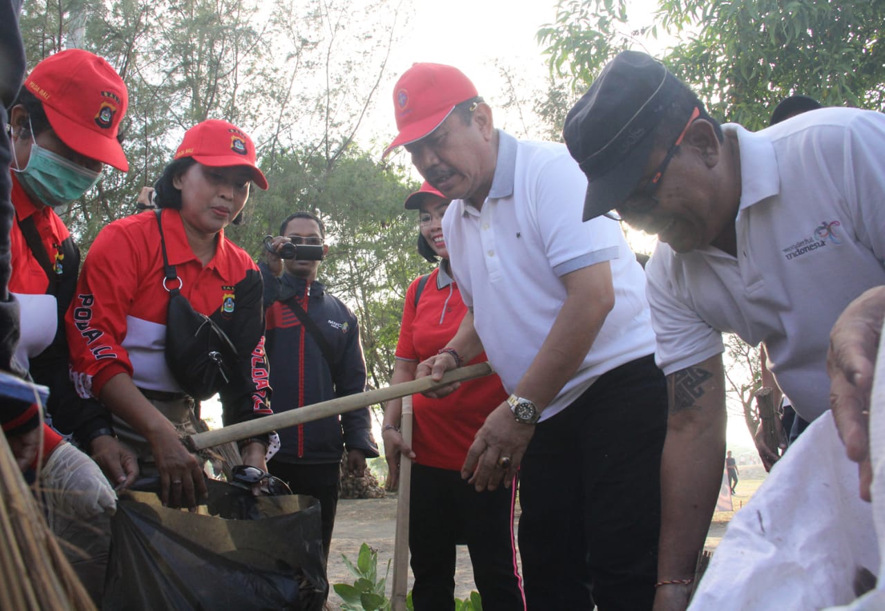 Koster dan Cok Ace Bersih-bersih Sampah