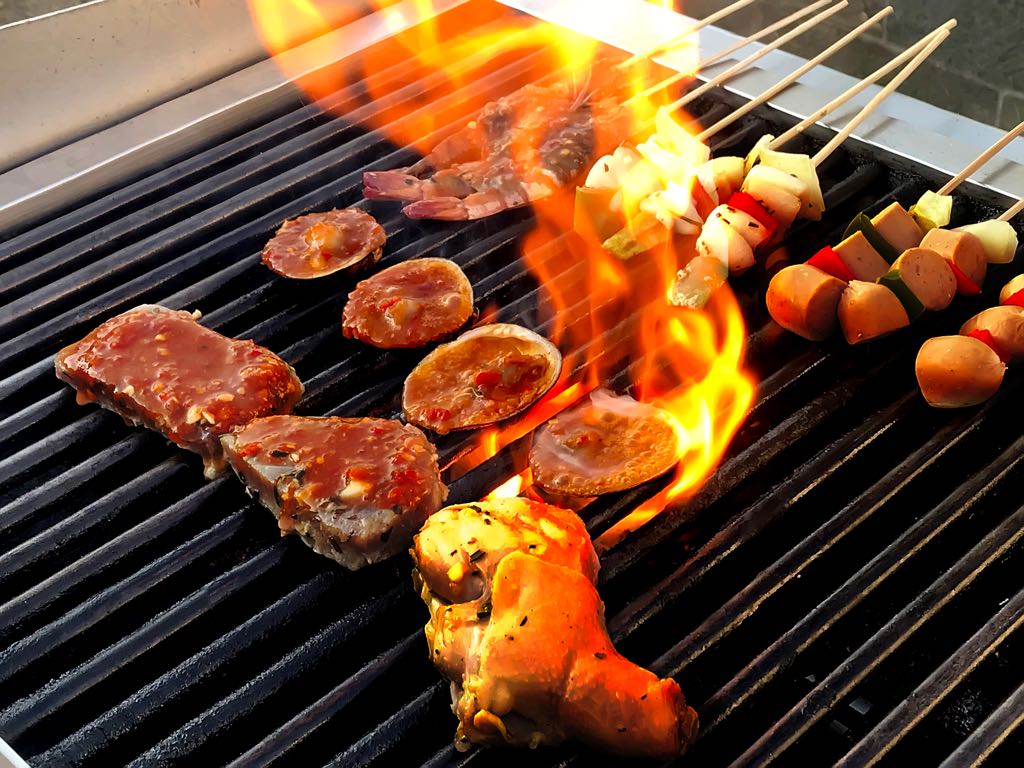 Nikmati Kelezatan BBQ Buffet Dinner Ditemani Live Musik Akustik