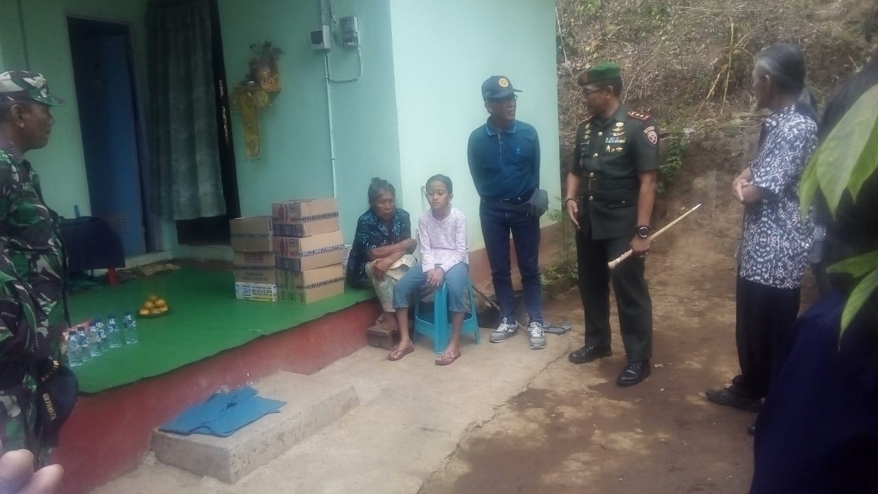 Dandim Buleleng Bantu Warga Miskin Di Bontihing