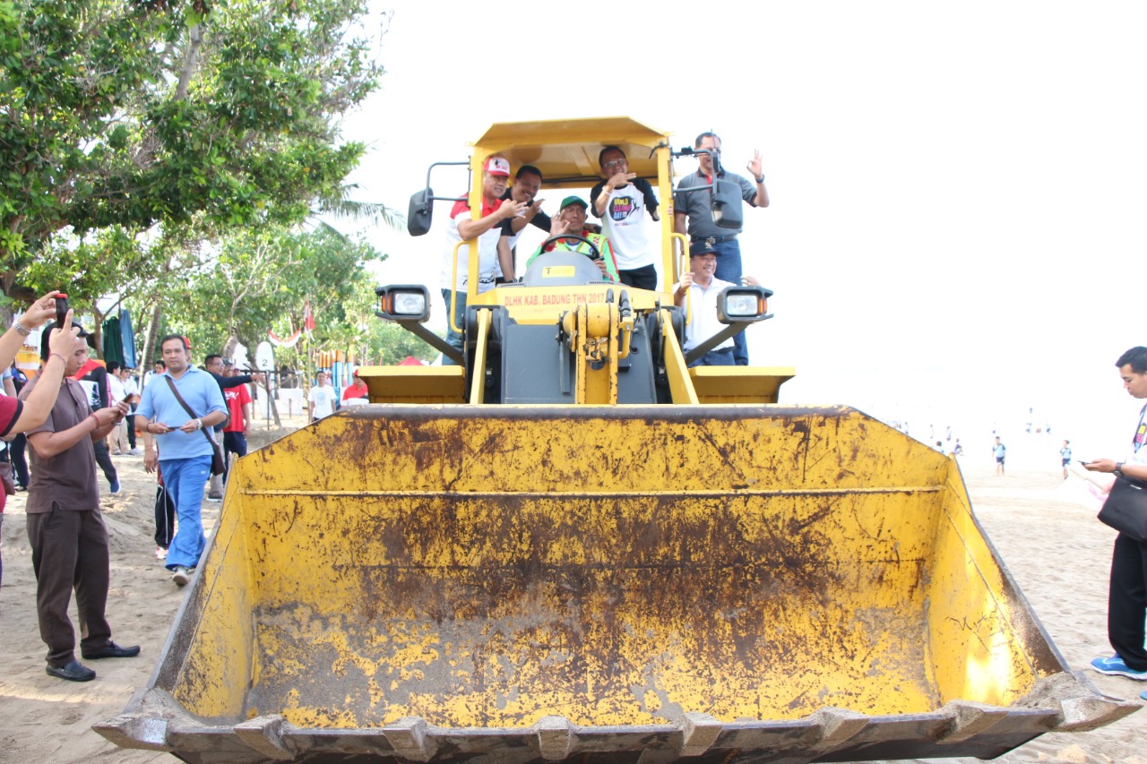 Pelaksanaan World Clean Up 2018 Di Pantai Kuta