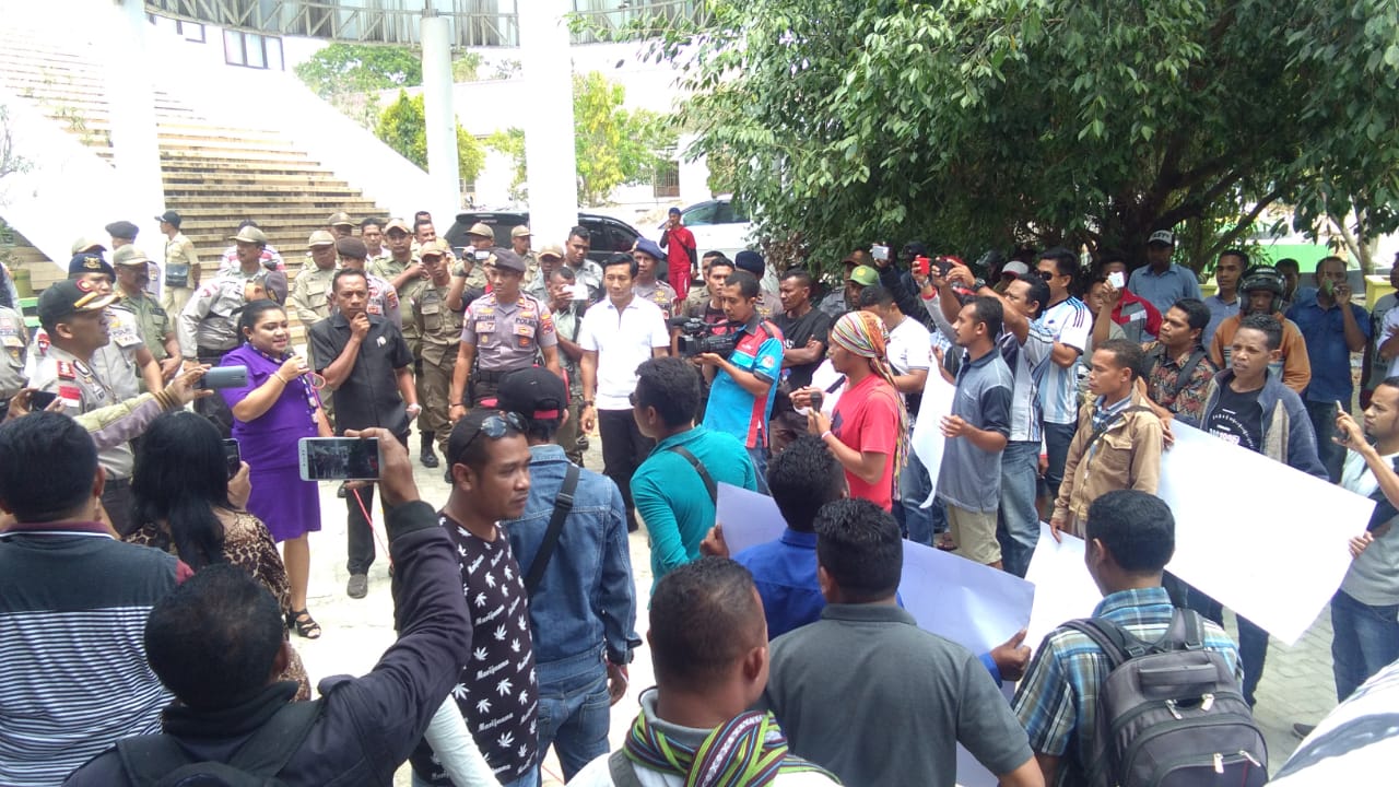 Masyarakat Demo Kebobrokan Birokrasi Pemerintah Kabupaten Belu